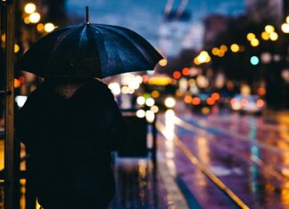 Jak usunąć plamę z białej bluzki?