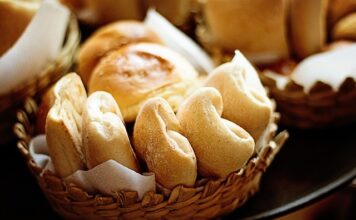 Jak zrobić miksturę z drożdży do podlewania ogórków?