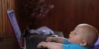 W jakim wieku dziecko uczy się wiązać buty?