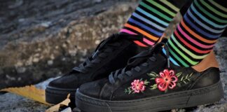 Jak wiązać sneakersy za kostkę?