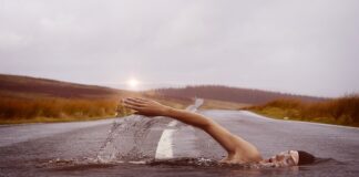 Czy pływanie wyszczupla ramiona?